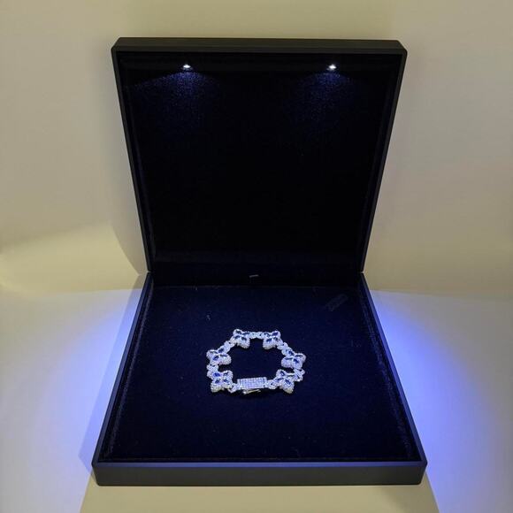 Iced navy clover flower bracelet - Picture 2 of 8